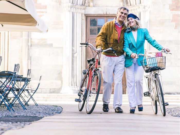 Rentner auf dem Fahrrad mit Kredit